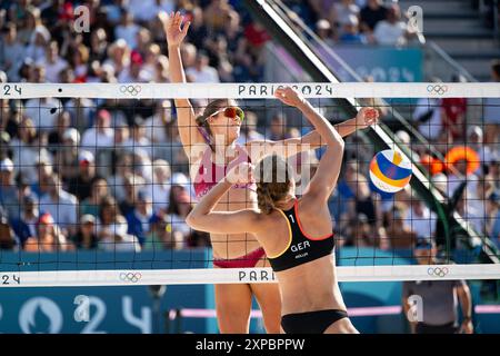 MUELLER Svenja, TILLMANN Cinja (Deutschland) vs GRAUDINA Tina, SAMOILOVA Anastasija (Lettland), im Bild GRAUDINA Tina am Ball, fra, Olympische Spiele Paris 2024, Beachvolley, Frauen Achtelfinale, 05.08.2024 foto: Eibner-Pressefoto/Michael Memmler Foto Stock