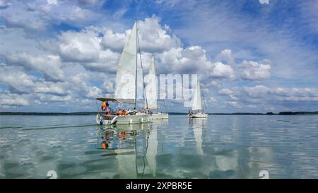 Vista di tre yacht che competono nell'evento di vela a squadre. 3 agosto 2024. Bielorussia, bacino di Zaslavskoye Foto Stock