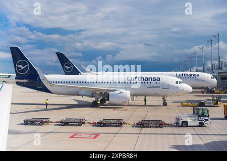 MONACO DI BAVIERA, GERMANIA, AGOSTO 2024: Aerei Lufthansa airbus parcheggiati all'aeroporto di Monaco. Foto Stock