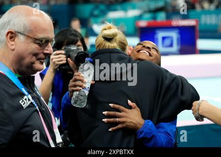 Parigi, Francia. 5 agosto 2024. PARIGI, FRANCIA - 5 AGOSTO: La vincitrice d'oro dell'Italia Alice D'Amato abbraccia Simone Biles degli Stati Uniti dopo la finale del Women's Balance Beam del giorno 10 dei Giochi Olimpici di Parigi 2024 alla Bercy Arena il 5 agosto 2024 a Parigi, Francia. (Daniela Porcelli/SPP) credito: SPP Sport Press Photo. /Alamy Live News Foto Stock