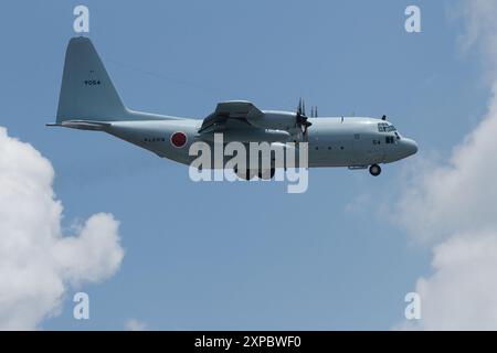 Un Lockheed C-130T Hercules della Japan Maritime Self Defence Force (JMSDF) trasportava aerei da trasporto vicino alla base aerea NAF Atsugi. Foto Stock