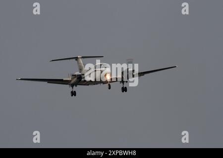 Giappone. 31 luglio 2024. Un Hawker Beechcraft UC12F Huron della United States Navy (USN) che vola vicino alla base aerea NAF Atsugi. Credito: SOPA Images Limited/Alamy Live News Foto Stock