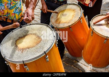 Batteristi che si esibiscono durante una tipica festa di strada in Brasile Foto Stock