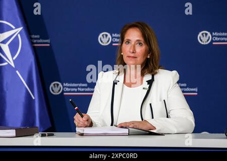 Varsavia, Polonia. 5 agosto 2024. Varsavia, Polonia. 5 agosto 2024.Rita Flaherty Vicepresidente, Sales and Business Development General Electric Company firma accordi di compensazione con il ministero della difesa della Polonia per l'acquisto e il supporto alle operazioni di compensazione degli elicotteri Apache AH-64E per l'esercito polacco presso il ministero della difesa della Polonia a Varsavia, Polonia, il 5 agosto, 2024. Crediti: SIPA USA/Alamy Live News Foto Stock