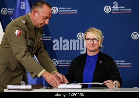 Varsavia, Polonia. 5 agosto 2024. Varsavia, Polonia. 5 agosto 2024. Brigit Parkinson Regional Manager Boeing International Contracts firma accordi compensativi con il ministero della difesa della Polonia per l’acquisto e il supporto operativo di elicotteri Apache AH-64E per l’esercito polacco presso il ministero della difesa della Polonia a Varsavia, Polonia, il 5 agosto 2024. Crediti: SIPA USA/Alamy Live News Foto Stock