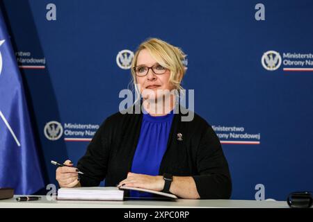 Varsavia, Polonia. 5 agosto 2024. Varsavia, Polonia. 5 agosto 2024. Brigit Parkinson Regional Manager Boeing International Contracts firma accordi compensativi con il ministero della difesa della Polonia per l’acquisto e il supporto operativo di elicotteri Apache AH-64E per l’esercito polacco presso il ministero della difesa della Polonia a Varsavia, Polonia, il 5 agosto 2024. Crediti: SIPA USA/Alamy Live News Foto Stock