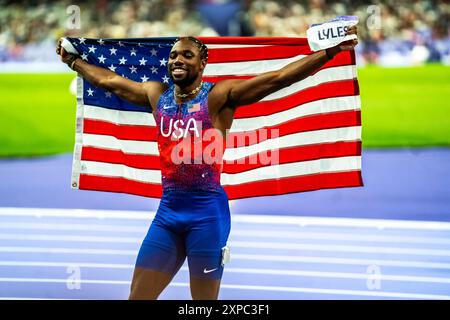 Noah Lyles (USA) celebra la vittoria della medaglia d'oro nella finale maschile dei 100 m ai Giochi Olimpici estivi del 2024. Foto Stock