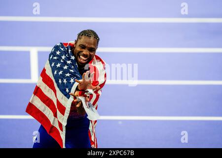 Parigi, Francia 20240804. Noah Lyles dagli Stati Uniti festeggia dopo aver vinto l'oro nei 100 m di atletica leggera maschile allo Stade de France durante le Olimpiadi estive di Parigi del 2024. Foto: Fredrik Varfjell / NTB Foto Stock