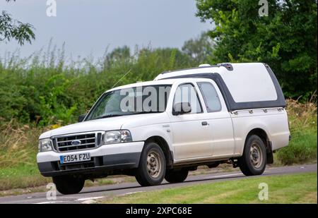 Whittlebury, Norhants, Regno Unito - 4 agosto 2024. Pick-up Ford Ranger 2005 bianco su una strada di campagna britannica Foto Stock