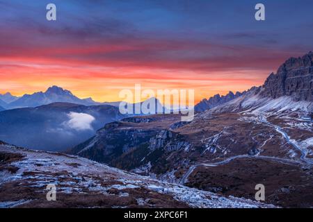 Suggestivo paesaggio serale nelle Alpi dolomitiche italiane, vicino al rifugio Auronzo nel Parco Nazionale tre Cime di Lavaredo, Alpi dolomitiche, Trentino alto adige, Italia Foto Stock