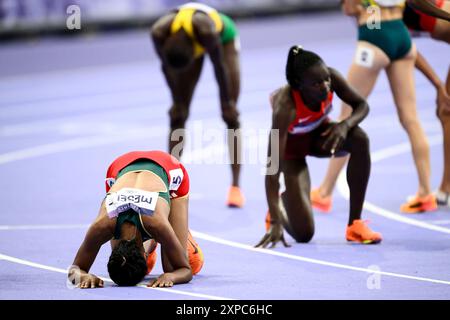 Worknesh Mesele dell'Etiopia e Mary Moraa del Kenya reagiscono dopo aver gareggiato nella semifinale femminile di 800 m durante i Giochi Olimpici di Parigi 2024 allo Stade de France di Parigi (Francia), 4 agosto 2024. Foto Stock