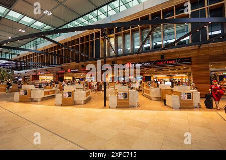 BERLINO, GERMANIA - 3 AGOSTO 2024: Negozio duty free presso l'aeroporto Berlin Brandenburg International Unidentified People presso il duty free dell'aeroporto Foto Stock