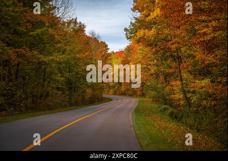 Gatineau Park parkway con colorate foglie autunnali, Gatineau, Quebec, Canada Foto Stock