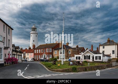 Faro di Southwold, Suffolk. Faro tradizionale inglese. Cannone. Asta portabagagli. Mare. Costa. Vecchie case. Sole Bay, Suffolk. Storico. Foto Stock