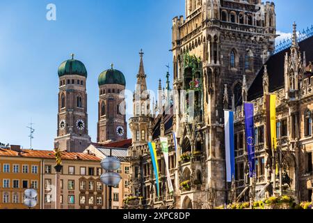 Lo skyline di Monaco si vede da Marienplatz con il nuovo Municipio e la Frauenkirche, con il nuovo Municipio di Marienplatz e gli enigmati Foto Stock
