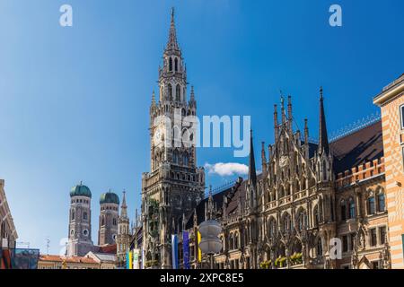 Lo skyline di Monaco si vede da Marienplatz con il nuovo Municipio e la Frauenkirche, con il nuovo Municipio di Marienplatz e gli enigmati Foto Stock