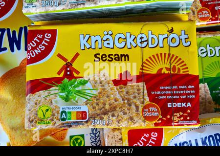 Edeka, GUT und günstig - Eigenmarke. Knäckebrot Sesam *** Edeka, buon ed economico proprio marchio di pane croccante sesamo Foto Stock