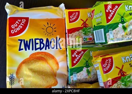 Edeka, GUT und günstig - Eigenmarke. Knäckebrot und Zwieback *** Edeka, pane croccante e fette di zuppa di marca Foto Stock