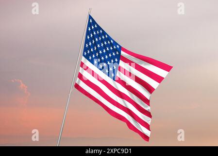 Bandiera degli Stati Uniti che sventola orgogliosamente, con strisce rosse, bianche e blu e stelle. Rappresenta l'orgoglio nazionale, l'unità e l'eredità americana Foto Stock