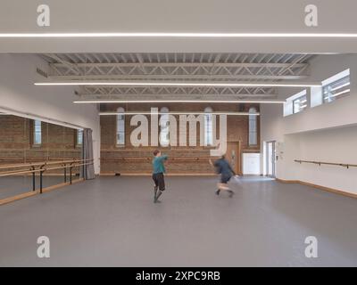 Interni studio con ballerini, pareti a specchio e soffitto a vista. Rambert School of Ballet, Londra, Regno Unito. Architetto: MICA, 2023. Foto Stock