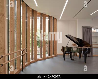 Interni studio con pianoforte e finestruazione. Rambert School of Ballet, Londra, Regno Unito. Architetto: MICA, 2023. Foto Stock