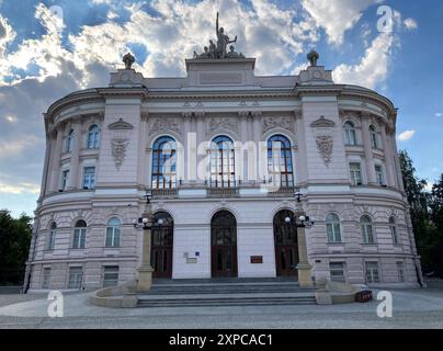 Warschau, Polonia. 21 luglio 2024. Circa 30.000 studenti studiano presso l'Università di tecnologia di Varsavia (Politechnika Warszawska). L'edificio principale fu costruito nel 1899/1900. Credito: Friedemann Kohler/dpa/Alamy Live News Foto Stock