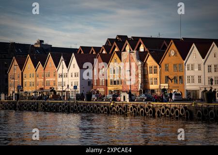 Il molo presso Bryggen, sito patrimonio dell'umanità dell'UNESCO, a Bergen, Norvegia, ospita una serie di edifici commerciali anseatici storici. Foto Stock