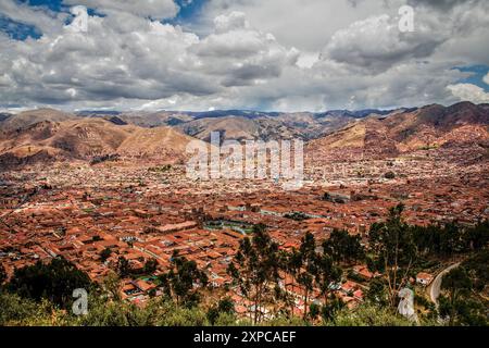 I tetti di piastrelle arancioni e rosse di Cusco, il centro della società Inca nelle Ande del Perù. Foto Stock