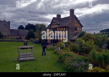 Castello di Stokesay e vicina chiesa di San Giovanni Battista Foto Stock