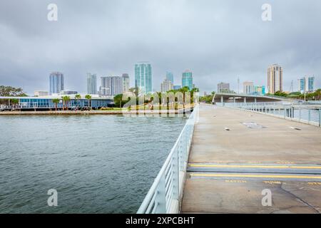 Vista del centro di St. Petersburg, Florida dal molo Foto Stock