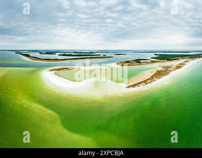 Vista panoramica aerea della spiaggia di Fort DeSoto e delle isole circostanti di St. Petersburg, Florida Foto Stock