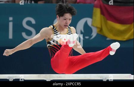 Parigi, Francia. 5 agosto 2024. Shinnosuke Oka del Giappone si esibisce sulle barre parallele ai Giochi Olimpici di Parigi 2024 a Parigi, Francia, lunedì 5 agosto 2024. Foto di Pat Benic/UPI credito: UPI/Alamy Live News Foto Stock