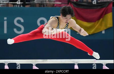 Parigi, Francia. 5 agosto 2024. Shinnosuke Oka del Giappone si esibisce sulle barre parallele ai Giochi Olimpici di Parigi 2024 a Parigi, Francia, lunedì 5 agosto 2024. Foto di Pat Benic/UPI credito: UPI/Alamy Live News Foto Stock