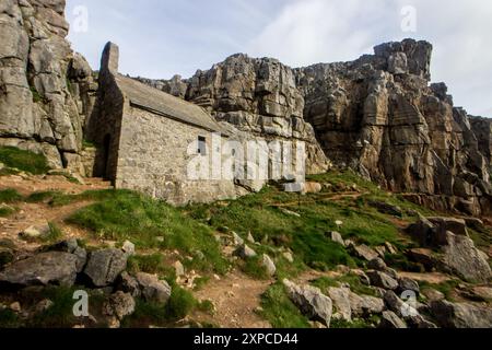 La piccola e pittoresca cappella di San Govan Foto Stock