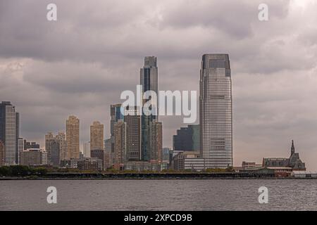 New York, New York, Stati Uniti - 4 agosto 2023: Vista a sud dello skyline di New Jersey City sotto una folta nuvola grigia Foto Stock