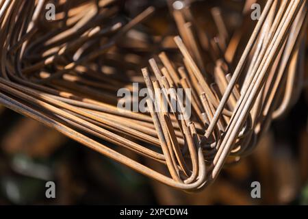 Aste in acciaio arrugginito per reggette di rinforzo, foto di sfondo astratta Foto Stock