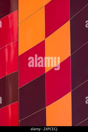 Edificio geometrico colorato con ornamenti geometrici colorati sulle pareti della città. Edificio residenziale con una facciata moderna. Esterno di un edificio con Foto Stock