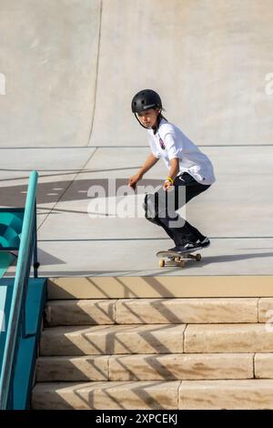 Il giapponese Coco Yoshizawa vince la medaglia d'oro nella finale femminile di Street skateboard ai Giochi Olimpici estivi di Parigi, in Francia, il 28 luglio 2024 Foto Stock