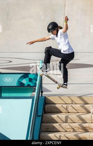 Il giapponese Coco Yoshizawa vince la medaglia d'oro nella finale femminile di Street skateboard ai Giochi Olimpici estivi di Parigi, in Francia, il 28 luglio 2024 Foto Stock
