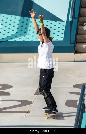 Il giapponese Coco Yoshizawa vince la medaglia d'oro nella finale femminile di Street skateboard ai Giochi Olimpici estivi di Parigi, in Francia, il 28 luglio 2024 Foto Stock