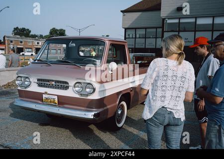 Un pick-up Chevrolet Corvair Rampside in occasione di un evento in stile auto e caffè a Birmingham, Michigan USA Foto Stock