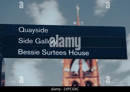 Cartello stradale che indica la strada per Quayside, Side Gallery e Bessie Surtees House a Newcastle upon Tyne Foto Stock