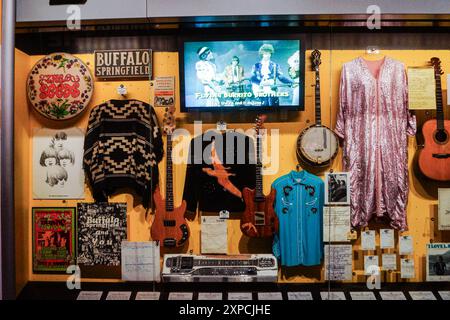 Il museo espone le mostre delle celebrità della musica presso la Rock and Roll Hall of Fame, un famoso museo di Cleveland, Ohio, con abiti e chitarre degli artisti Foto Stock