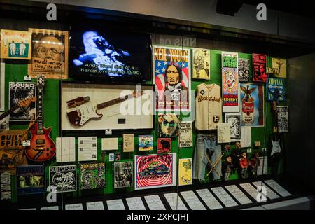 Il museo espone le mostre delle celebrità della musica presso la Rock and Roll Hall of Fame, un famoso museo di Cleveland, Ohio, con abiti e chitarre degli artisti Foto Stock