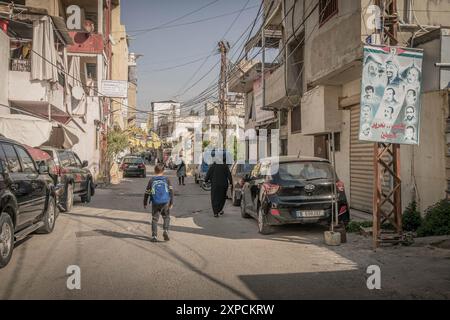 Il popolo palestinese nel campo profughi di El-Buss, a Tiro (Sour), nel sud del Libano, al confine con Israele, con bandiere e bandiere filo-palestinesi Foto Stock