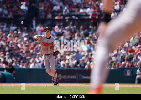 CLEVELAND, OH - 04 AGOSTO: La terza base dei Baltimore Orioles Coby Mayo (16) lancia un secondo fuori durante una partita della MLB contro i Cleveland Guardians il 4 agosto 2024 al Progressive Field di Cleveland, Ohio. (Foto di Joe Robbins/immagine di Sport) Foto Stock