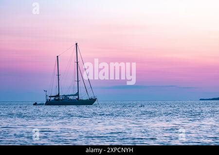 Yacht a vela ancorato al lago Erie, serata estiva Foto Stock