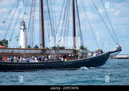 Nave alta Bluenose II e faro di Port Huron visti da Sarnia Foto Stock