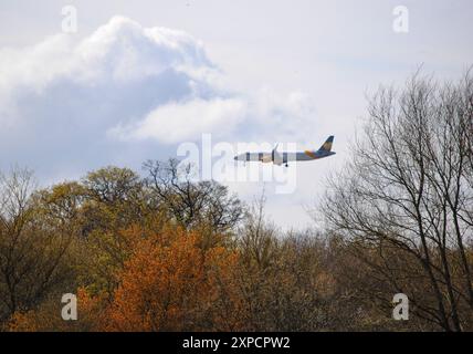 Voli vacanze in arrivo all'aeroporto internazionale di Birmingham Foto Stock