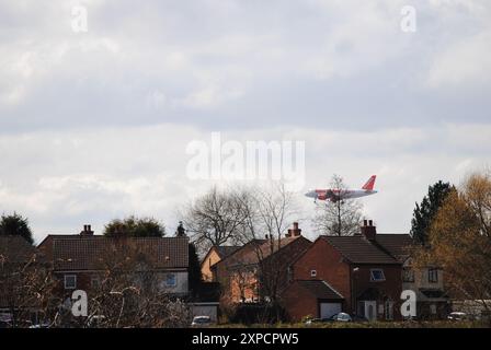 Birmingham, Inghilterra, 21 luglio 2024 volo jet facile in arrivo per atterrare all'aeroporto internazionale di Birmingham Foto Stock